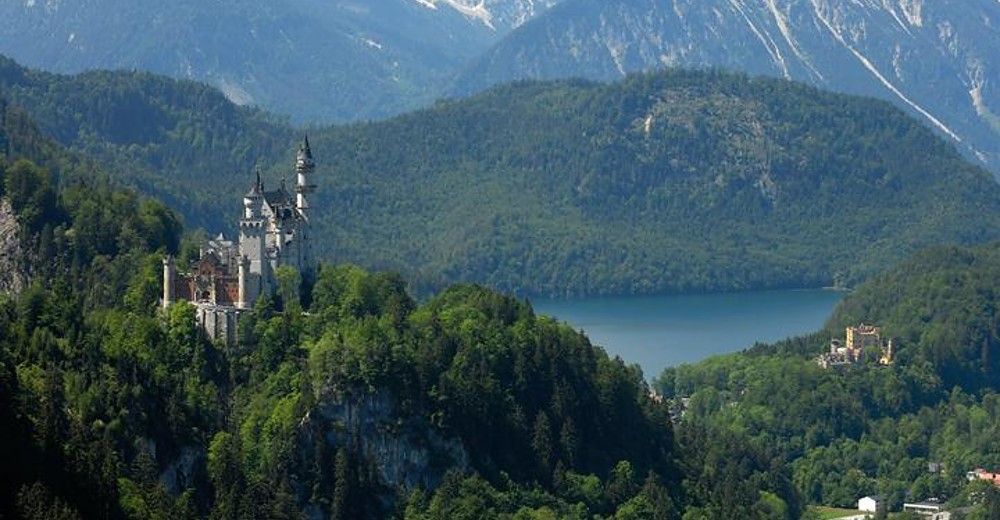 Сказочные виды на королевские замки Нойшванштайн и Хоэншвангау на берегу Альпзее